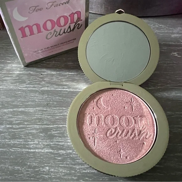 Too Faced moon crush out of this world highlighter Summer Moon - Picture 4 of 4